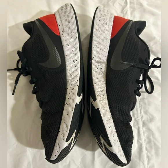 Nike women’s size 10 black and red shoes. - Picture 5 of 8